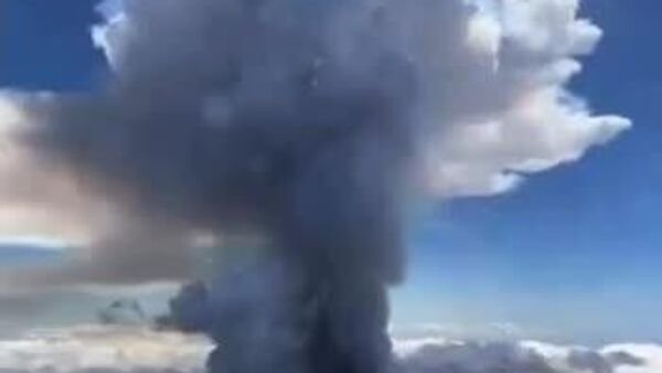 Килауэа не дремлет: вулкан на Гавайях выбросил самый мощный фонтан лавы за несколько десятилетий - Sputnik Таджикистан