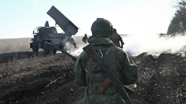 Боевая работа расчета РСЗО Град группировки войск Центр на Днепропетровском направлении СВО.  - Sputnik Тоҷикистон