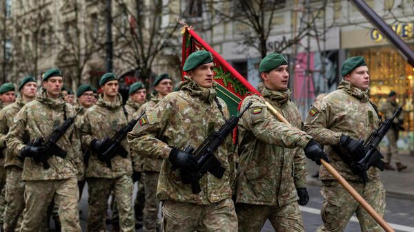 Военнослужащие Литовской армии маршируют во время военного парада, посвященного 107-й годовщине создания литовских вооруженных сил в Вильнюсе, Литва, в воскресенье, 23 ноября 2025 года. - Sputnik Таджикистан