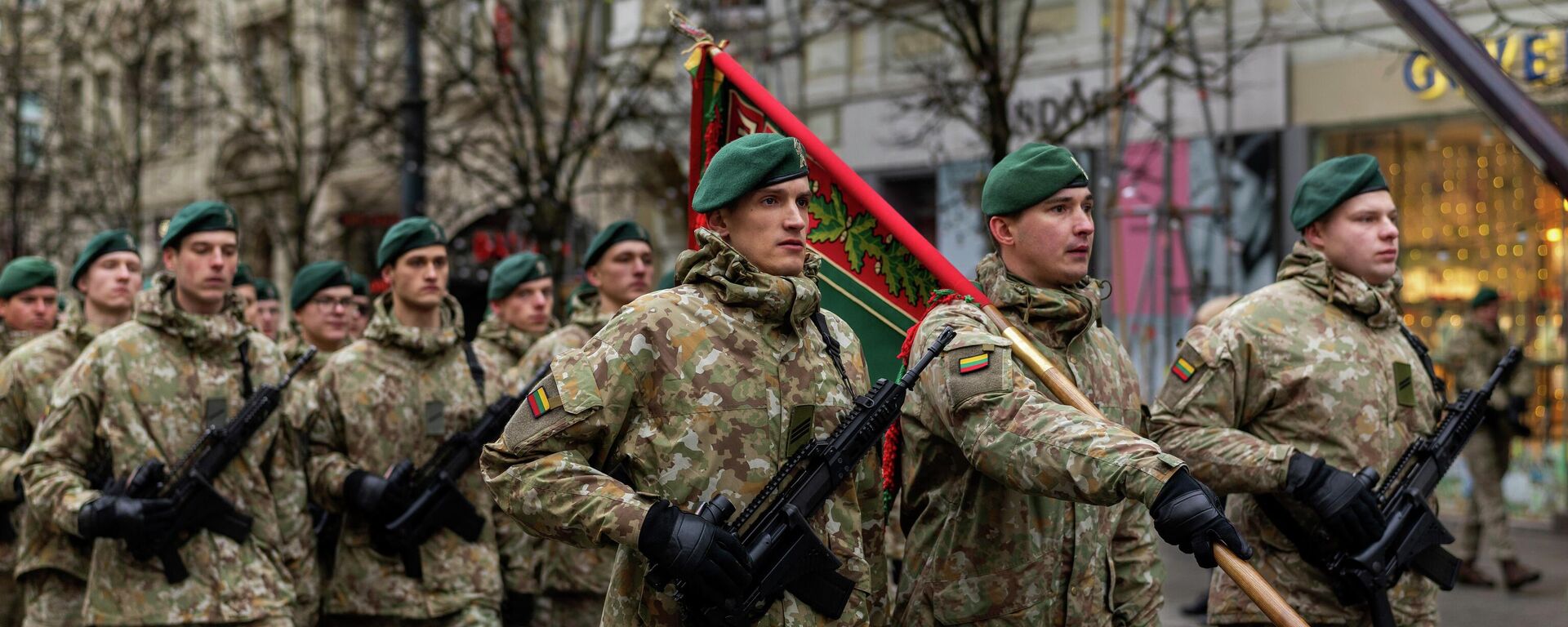 Военнослужащие Литовской армии маршируют во время военного парада, посвященного 107-й годовщине создания литовских вооруженных сил в Вильнюсе, Литва, в воскресенье, 23 ноября 2025 года. - Sputnik Таджикистан, 1920, 13.03.2026