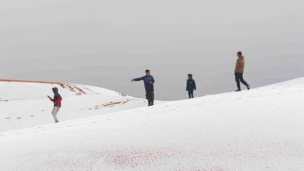 Дар Саҳрои Кабир барф борида, регҳои машҳури норанҷиро пӯшонд - Sputnik Тоҷикистон