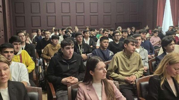 Таджикским студентам в Санкт-Петербурге напомнили о соблюдении законов страны пребывания - Sputnik Таджикистан