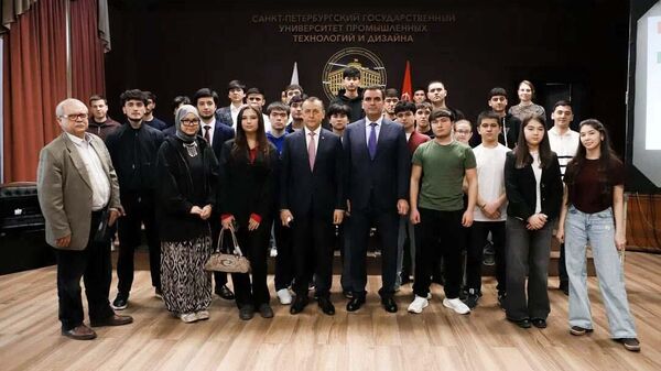 Посол Таджикистана в России Давлатшох Гулмахмадзода встретился с таджикскими студентами.  - Sputnik Таджикистан