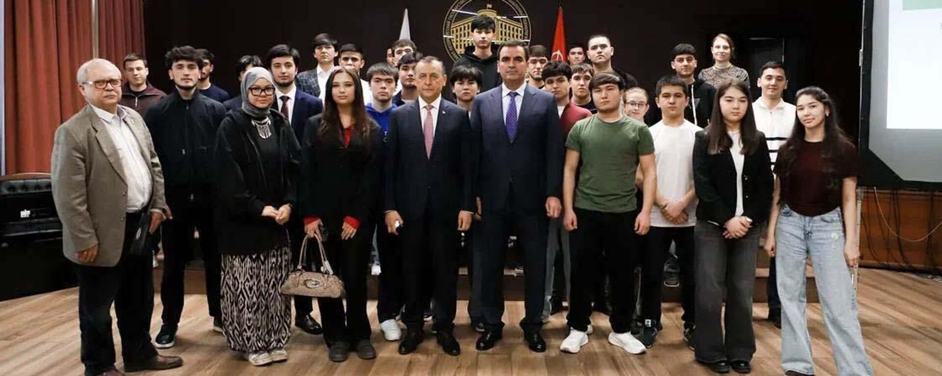 Посол Таджикистана в России Давлатшох Гулмахмадзода встретился с таджикскими студентами.  - Sputnik Таджикистан, 1920, 13.03.2026