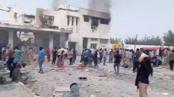 Черный дым поднимается над разрушенным зданием школы в Минабе. - Sputnik Таджикистан