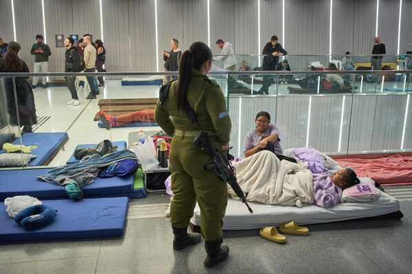 Люди укрываются в подземной станции метро в Рамат-Гане, Израиль. - Sputnik Таджикистан