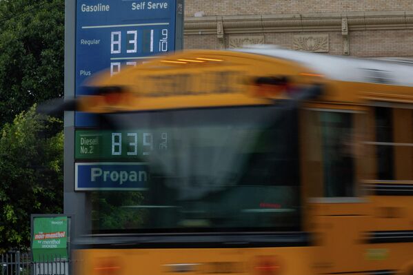 Высокие цены на бензин на заправке в центре Лос-Анджелеса, штат Калифорния. - Sputnik Таджикистан