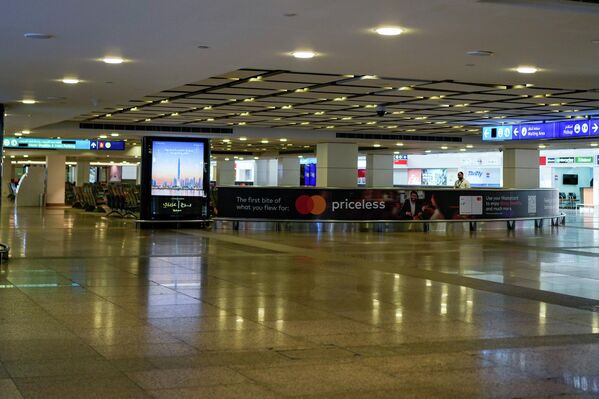 Пустой зал прибытия терминала международного аэропорта в Дубае, Объединенные Арабские Эмираты. - Sputnik Таджикистан