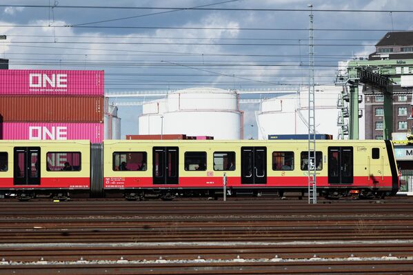 Контейнеры для хранения нефти немецкой логистической компании в Вестхафене, Берлин. - Sputnik Таджикистан