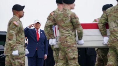 Президент США Дональд Трамп отдает честь военнослужащим, несущим гроб во время торжественной церемонии передачи останков шести военнослужащих, погибших в Кувейте во время американо-израильского конфликта с Ираном, США, 7 марта 2026 года.