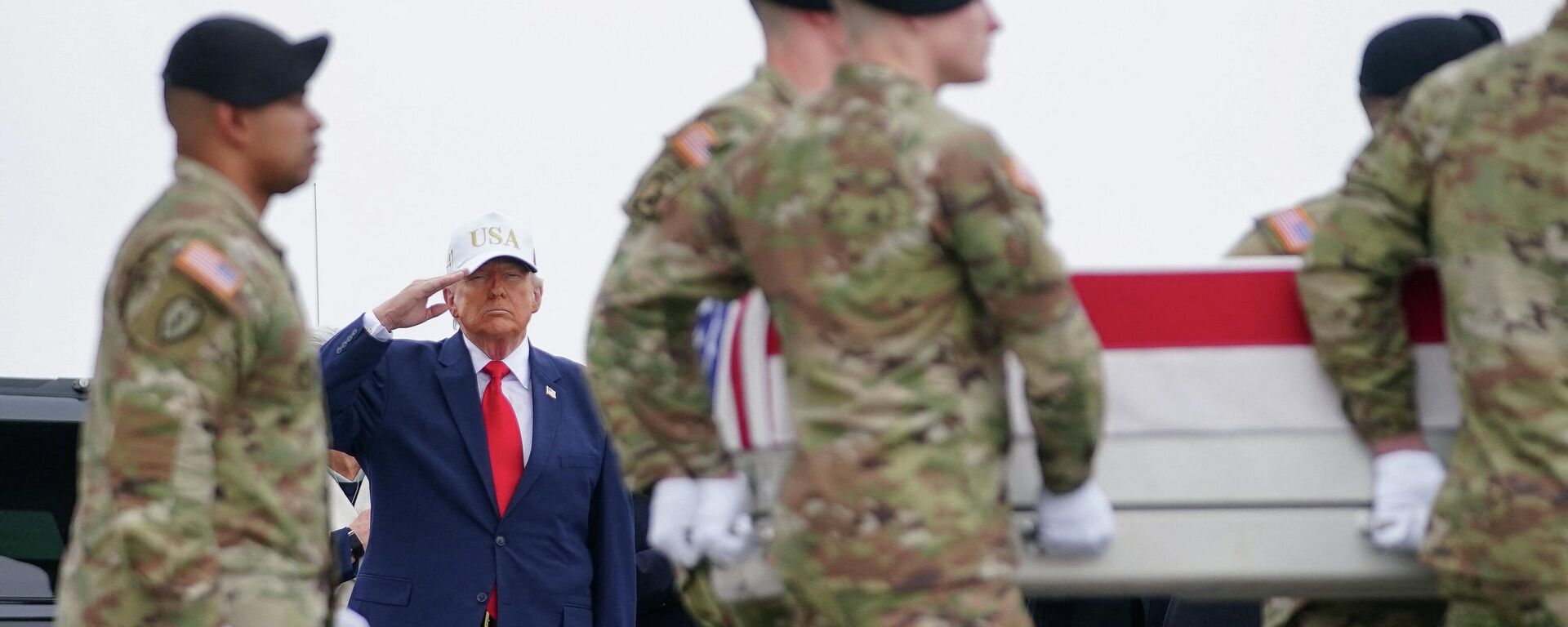 Президент США Дональд Трамп отдает честь военнослужащим, несущим гроб во время торжественной церемонии передачи останков шести военнослужащих, погибших в Кувейте во время американо-израильского конфликта с Ираном, США, 7 марта 2026 года. - Sputnik Таджикистан, 1920, 13.03.2026