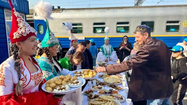 Туристический поезд Jibek Joly.  - Sputnik Тоҷикистон
