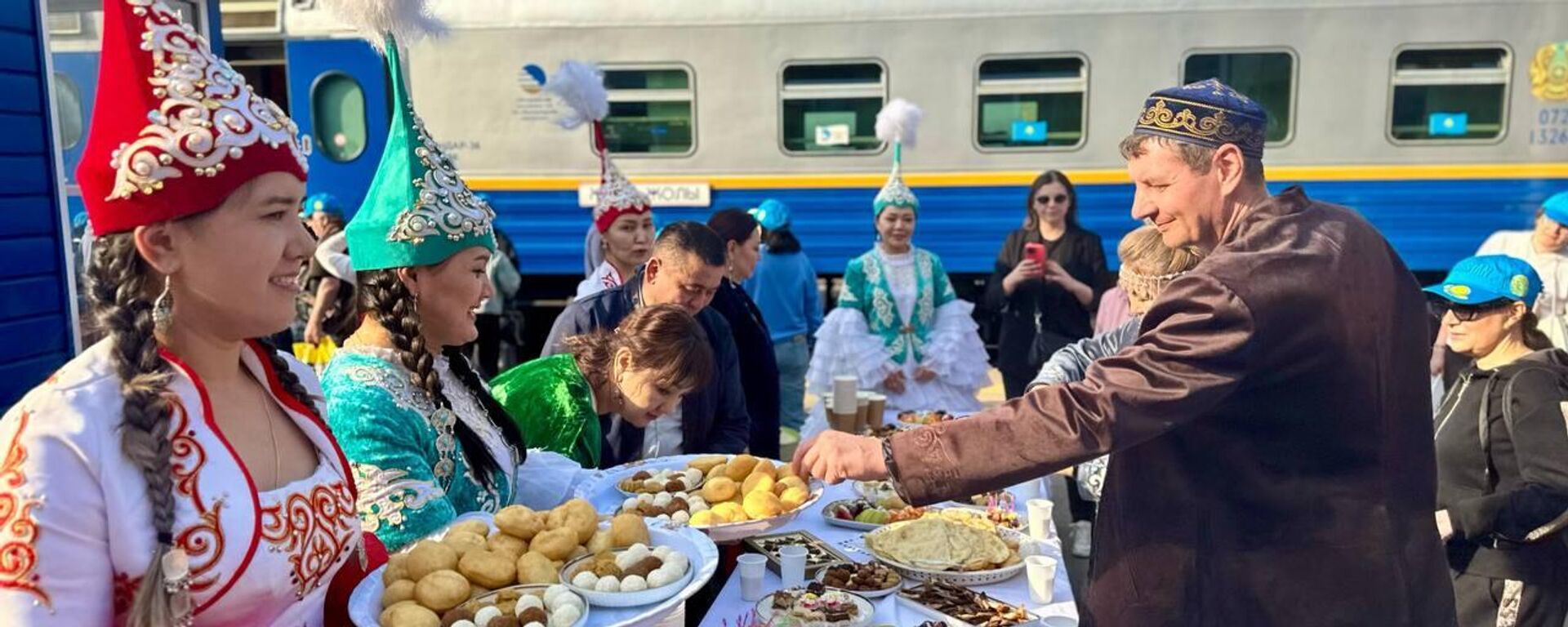 Туристический поезд Jibek Joly.  - Sputnik Тоҷикистон, 1920, 13.03.2026