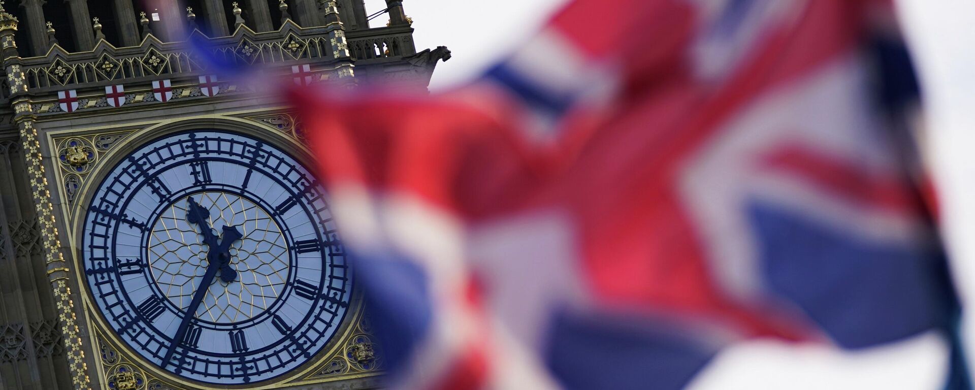 Британский флаг  на фоне башни Биг-Бен, в Лондоне. - Sputnik Таджикистан, 1920, 13.03.2026