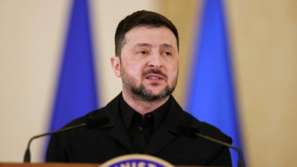 Владимир Зеленский выступает на пресс-конференции в Бухаресте, Румыния, 12 марта 2026 года. - Sputnik Тоҷикистон