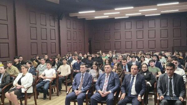 Ба донишҷӯёни тоҷик дар Санкт-Петербург хотиррасон карданд, ки қонунҳои кишвари мизбонро риоя намоянд - Sputnik Тоҷикистон