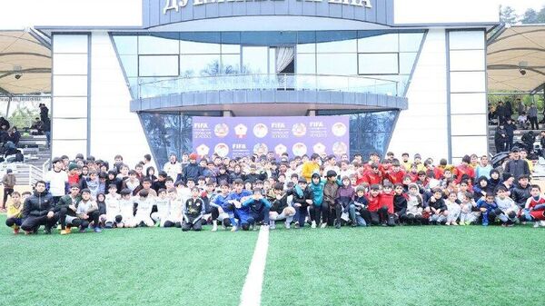 В Душанбе стартовала школьная футбольная лига в рамках программы Football for Schools - Sputnik Таджикистан