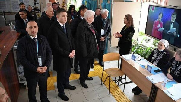 Тартиби намунавӣ: Ҳаким Давлатзод, узви гурӯҳи нозирони СААД аз Тоҷикистон, дар бораи раванди овоздиҳӣ барои Конститутсияи нави Қазоқистон чунин шарҳ дод - Sputnik Тоҷикистон