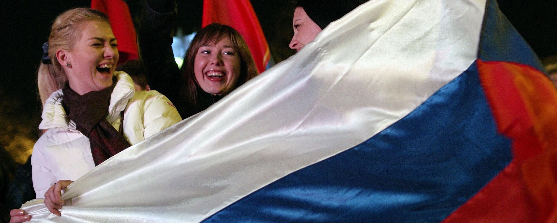 Жительницы Севастополя во время праздничного концерта в честь присоединения Крыма к Российской Федерации - Sputnik Таджикистан, 1920, 16.03.2026