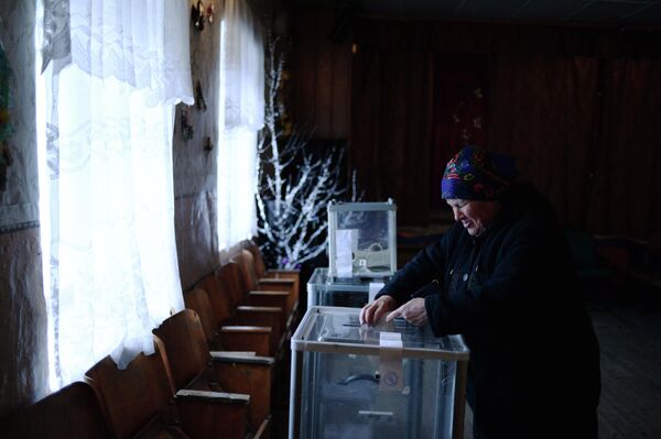 Овоздиҳӣ дар раъйпурсӣ оид ба мақоми Қрим дар як ҳавзаи раъйпурсӣ дар деҳаи Широкое. - Sputnik Тоҷикистон