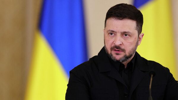 Владимир Зеленский выступает на пресс-конференции в Бухаресте, Румыния, 12 марта 2026 года.  - Sputnik Тоҷикистон