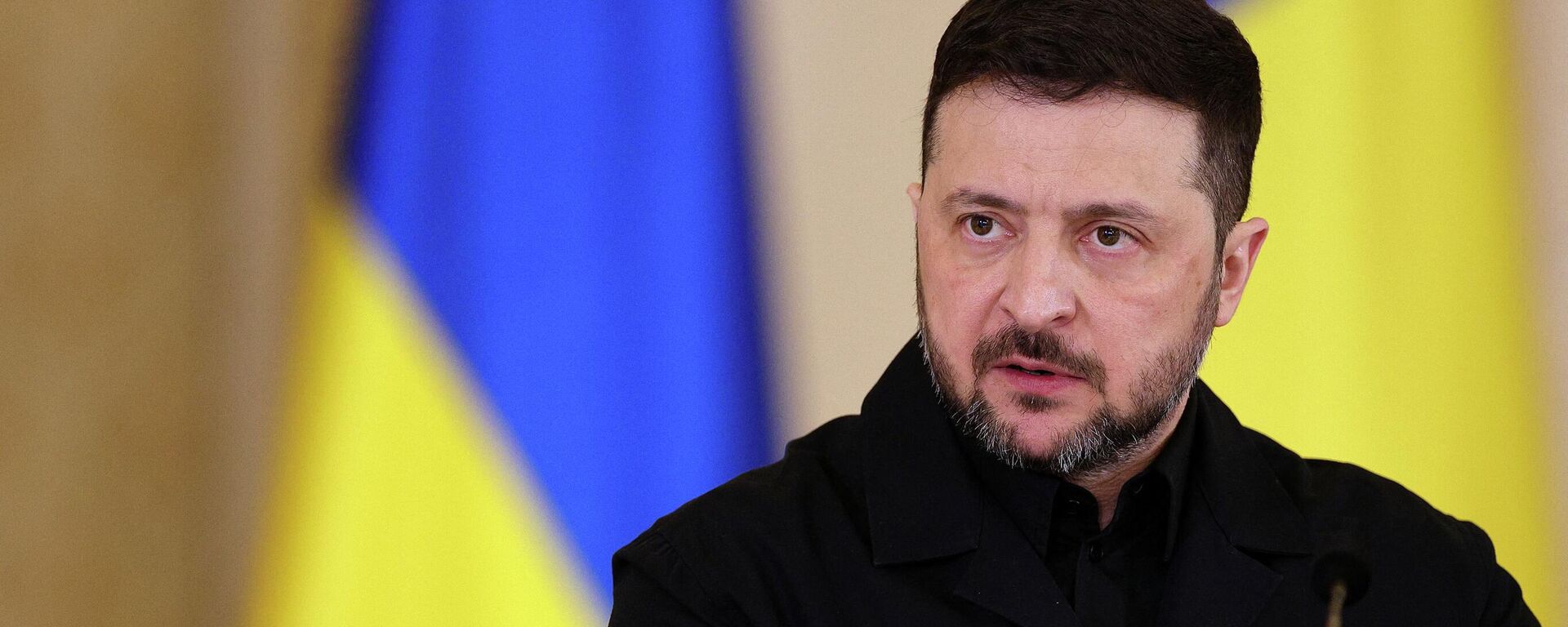 Владимир Зеленский выступает на пресс-конференции в Бухаресте, Румыния, 12 марта 2026 года.  - Sputnik Тоҷикистон, 1920, 17.03.2026