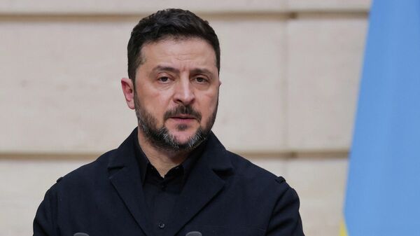 Владимир Зеленский на пресс-конференции в Елисейском дворце в Париже, 13 марта 2026 года.  - Sputnik Тоҷикистон