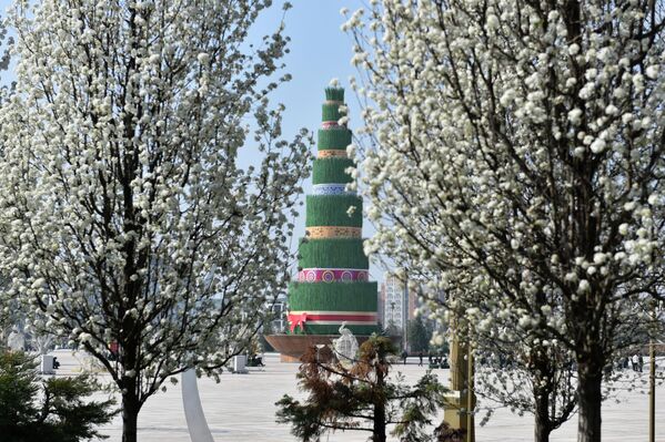 Дар пойтахти Тоҷикистон барои Рӯзи байналмилалии Наврӯз як инсталлятсияи бузурги бисёрошёна сохта шудааст. - Sputnik Тоҷикистон