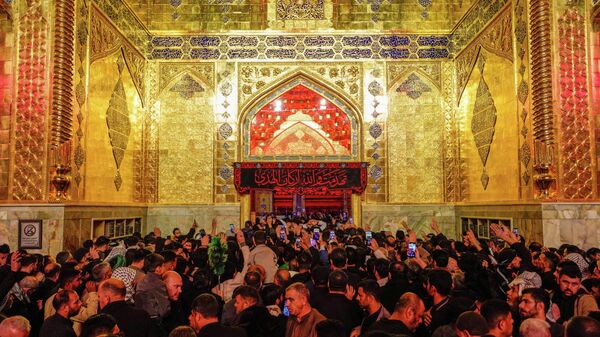 Верующие посещают святыню Имама Али во время Ночи Предопределения (Лайлат аль-Кадр) в священный месяц Рамадан в Наджафе, Ирак, 10 марта 2026 года - Sputnik Таджикистан
