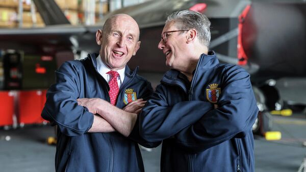 Премьер-министр Великобритании Кир Стармер и министр обороны Джон Хили. - Sputnik Таджикистан