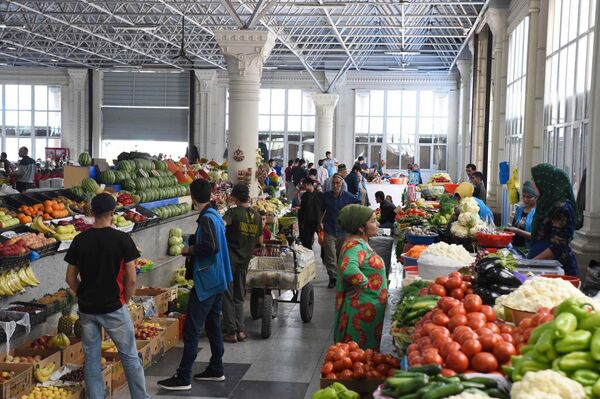 Жители Душанбе покупают продукты на рынке Мехргон  - Sputnik Таджикистан