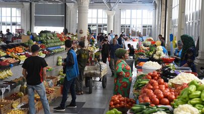 Жители Душанбе покупают продукты на рынке Мехргон 