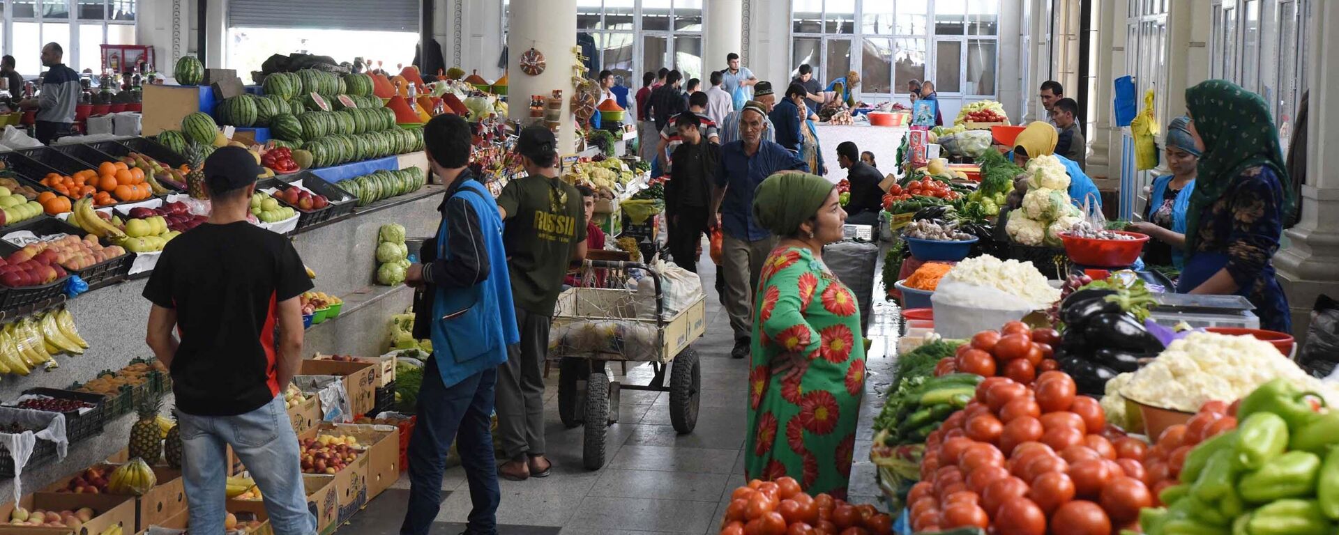 Жители Душанбе покупают продукты на рынке Мехргон  - Sputnik Таджикистан, 1920, 16.03.2026