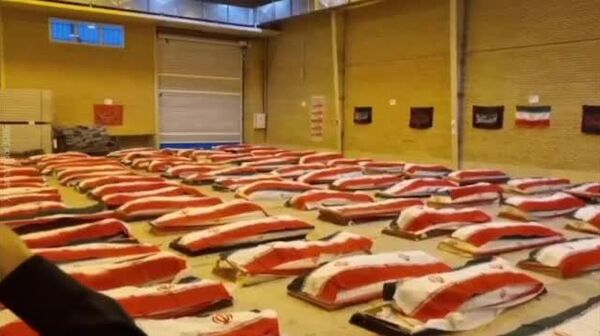 Дар Эрон маросими видоъ бо маллоҳони фрегати IRIS Dina, ки аз ҷониби киштии зериобии ИМА ғарқ шуда буд, доир гардид - Sputnik Тоҷикистон