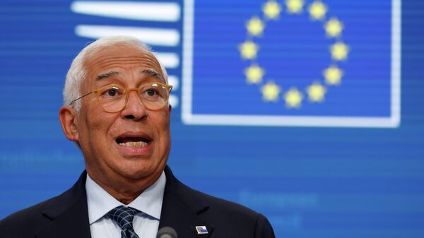 Глава Евросовета Антониу Кошта выступает на пресс-конференции в рамках саммита ЕС в Брюсселе в пятницу, 19 декабря 2025 года. - Sputnik Таджикистан