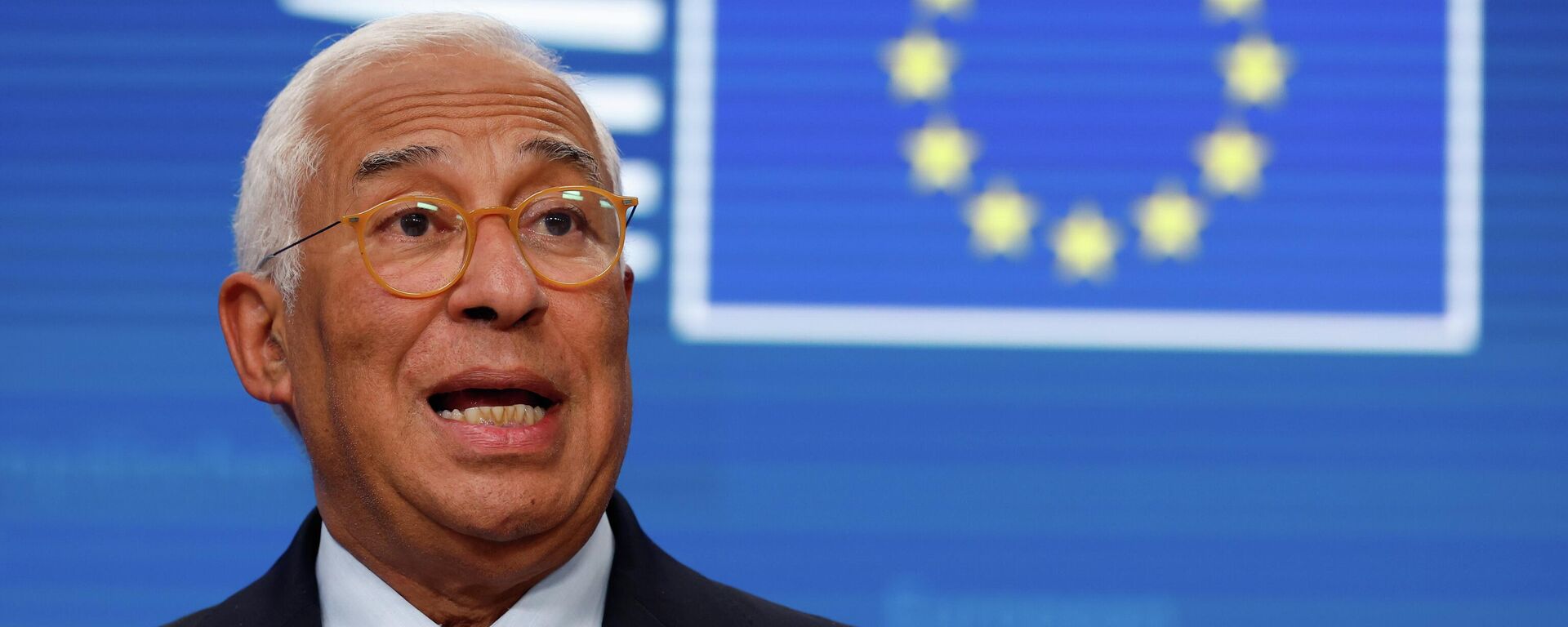 Глава Евросовета Антониу Кошта выступает на пресс-конференции в рамках саммита ЕС в Брюсселе в пятницу, 19 декабря 2025 года. - Sputnik Таджикистан, 1920, 17.03.2026