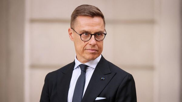 Президент Финляндии Александр Стубб на пресс-конференции в Елисейском дворце в Париже, Франция, 23 февраля 2026 года.  - Sputnik Тоҷикистон