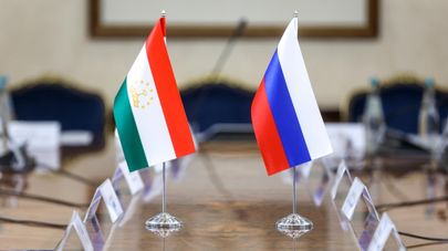 Флаги России и Таджикистана.