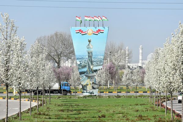 Душанбе бо рангҳои дурахшон ҷилвагар шудааст - плакатҳои дурахшон ва ороишоти рангоранги идона дар саросари Душанбе овезон карда шудаанд. - Sputnik Тоҷикистон