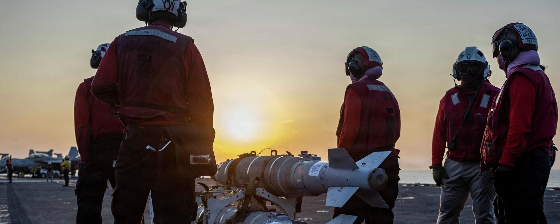 Моряки ВМС США готовят боеприпасы на полетной палубе авианосца Abraham Lincoln в рамках операции Эпическая ярость по атаке на Иран, 4 марта 2026 года. - Sputnik Таджикистан, 1920, 17.03.2026