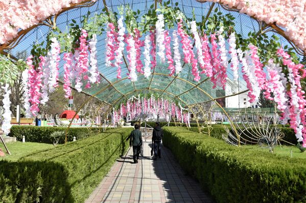 Дар майдони 800-солагии Маскав дар Душанбе омодагиҳо ба Наврӯз босуръат идома доранд. - Sputnik Тоҷикистон