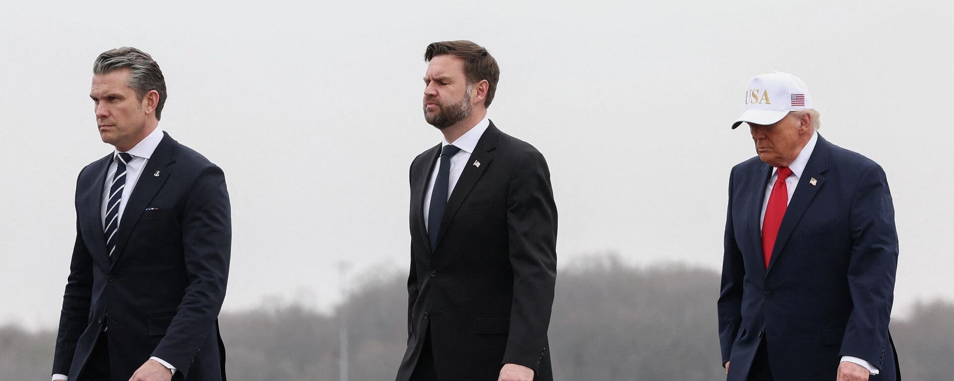 Президент США Дональд Трамп, вице-президент США Джей Ди Вэнс и министр обороны США Пит Хегсет на церемонии передачи останков военнослужащих армии США, погибших в Кувейте во время американо-израильского конфликта с Ираном, штат Делавэр, США, 7 марта 2026 года. - Sputnik Таджикистан, 1920, 18.03.2026