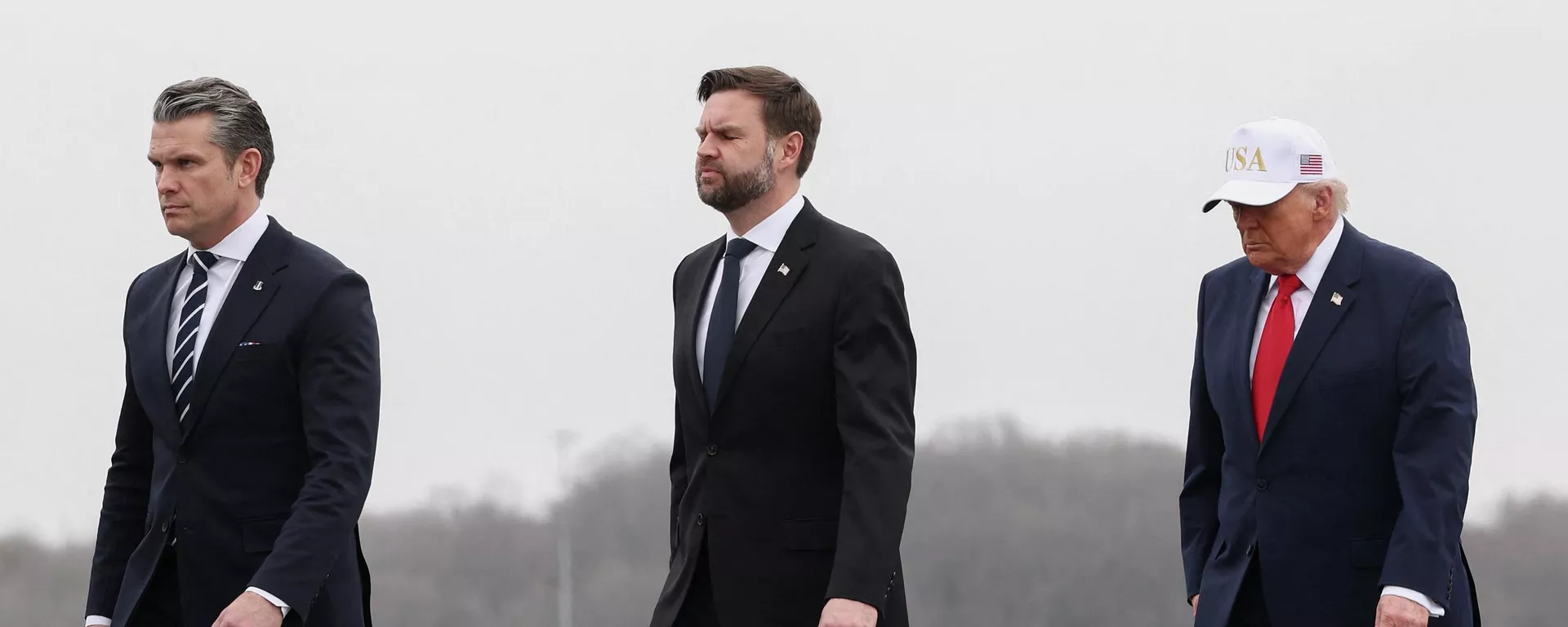 Президент США Дональд Трамп, вице-президент США Джей Ди Вэнс и министр обороны США Пит Хегсет на церемонии передачи останков военнослужащих армии США, погибших в Кувейте во время американо-израильского конфликта с Ираном, штат Делавэр, США, 7 марта 2026 года. — Sputnik Таджикистан, 1920, 18.03.2026
