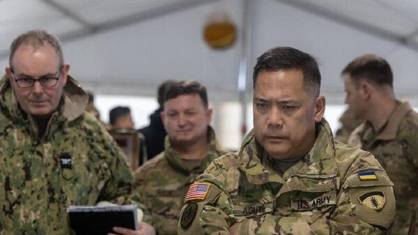 Як генерали амрикоӣ дар Киев маст шудаву ҳуҷҷатҳои махфиро дар қатора фаромӯш кардааст - Sputnik Тоҷикистон