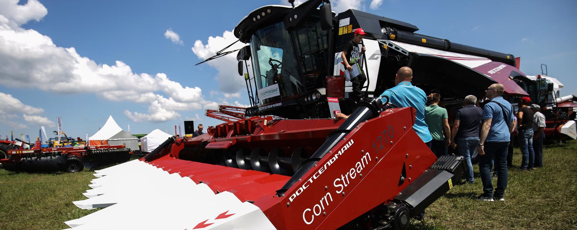 Посетители возле беспилотного комбайна производства Ростсельмаш на XXI Агропромышленной выставке-ярмарке Золотая Нива в Усть-Лабинске. - Sputnik Тоҷикистон, 1920, 19.03.2026