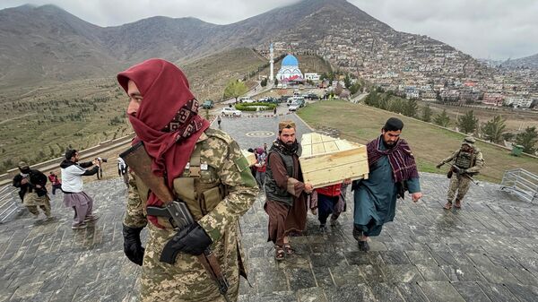 Массовое захоронение жертв авиаудара пакистанских войск в Кабуле, Афганистан, 18 марта 2026 года. - Sputnik Таджикистан