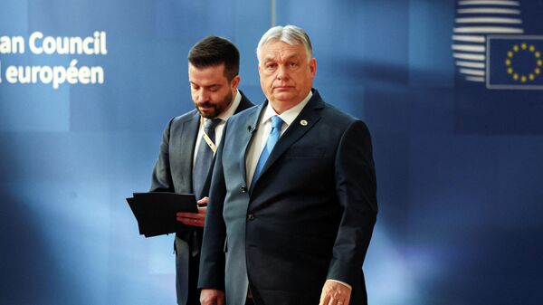 Премьер-министр Венгрии Виктор Орбан прибывает на саммит лидеров Европейского союза в Брюссель, Бельгия, 19 марта 2026 года.  - Sputnik Таджикистан