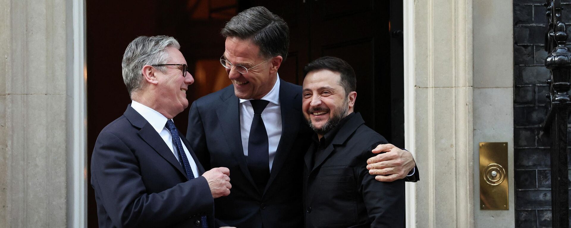 Премьер-министр Великобритании Кир Стармер, президент Украины Владимир Зеленский и генеральный секретарь НАТО Марк Рютте во время встречм на Даунинг-стрит, 10 в Лондоне, Великобритания, 17 марта 2026 года. - Sputnik Таджикистан, 1920, 19.03.2026