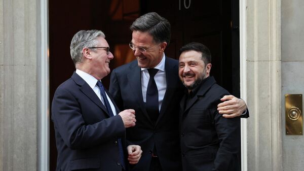 Премьер-министр Великобритании Кир Стармер, президент Украины Владимир Зеленский и генеральный секретарь НАТО Марк Рютте во время встречм на Даунинг-стрит, 10 в Лондоне, Великобритания, 17 марта 2026 года. - Sputnik Таджикистан