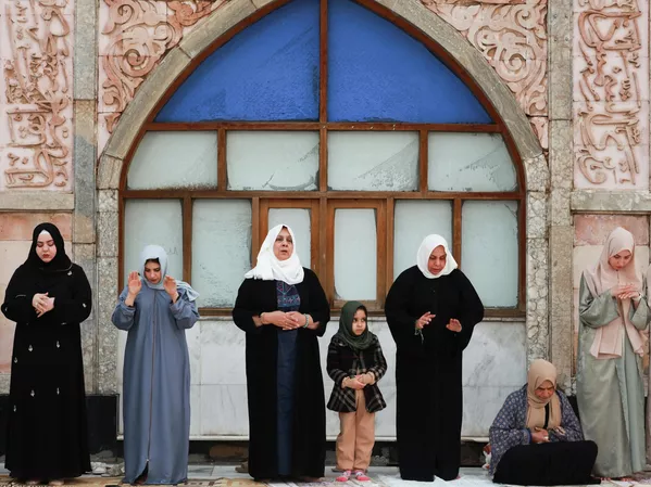 Мусульмане-сунниты совершают молитву по случаю окончания священного месяца Рамадан в мавзолее священнослужителя шейха Абдул Кадира аль-Гайлани в Багдаде, Ирак — Sputnik Таджикистан